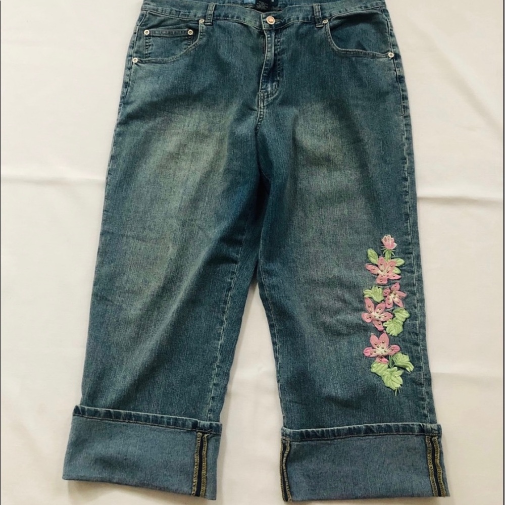 Jeans Capri with cute flower details!